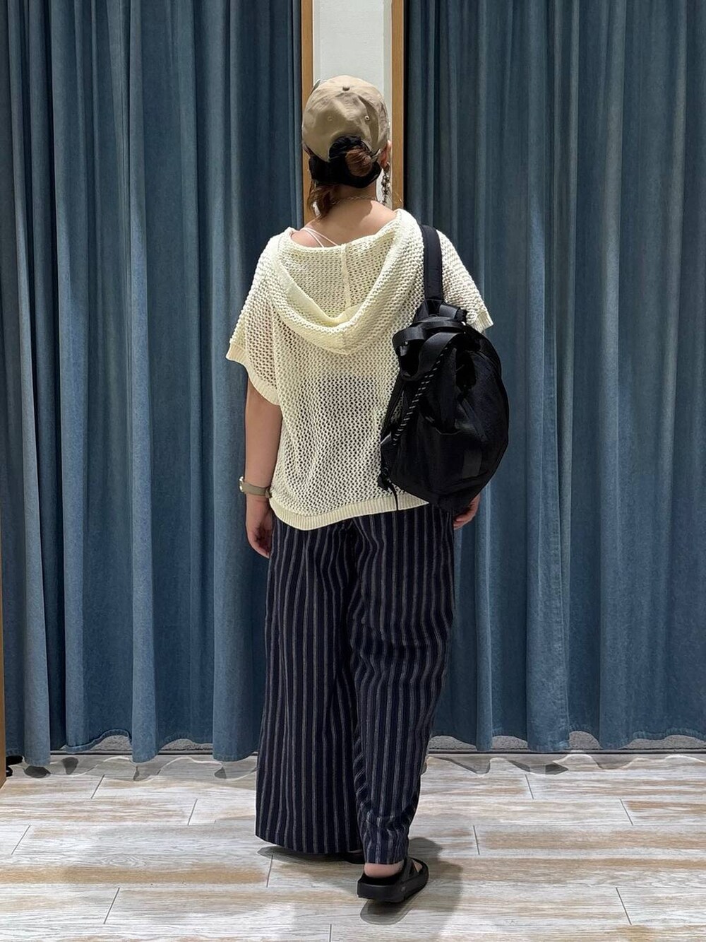 ブラック系のバックパック/リュック、ブルー系のその他パンツ、ブラック系のサンダルを着用したレディースの夏コーディネートの3枚目の写真