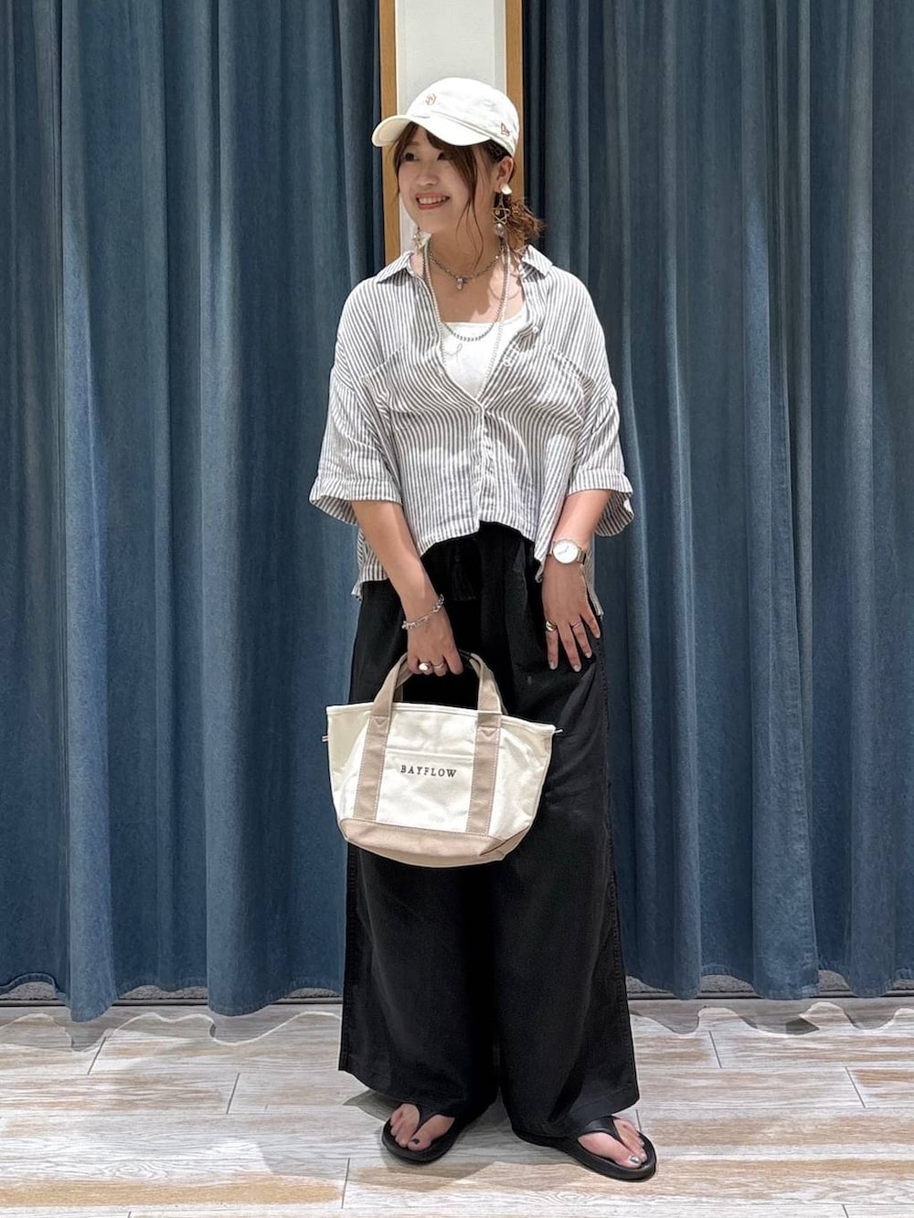 グレー系のその他パンツ、グレー系のシャツ/ブラウス、ブラック系のサンダルを着用したレディースの夏コーディネートの4枚目の写真