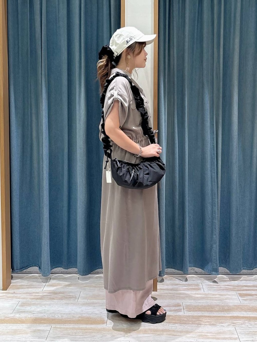 パープル系のその他パンツ、ブラック系のショルダーバッグ、ブラウン系のワンピースを着用したレディースの夏コーディネートの2枚目の写真