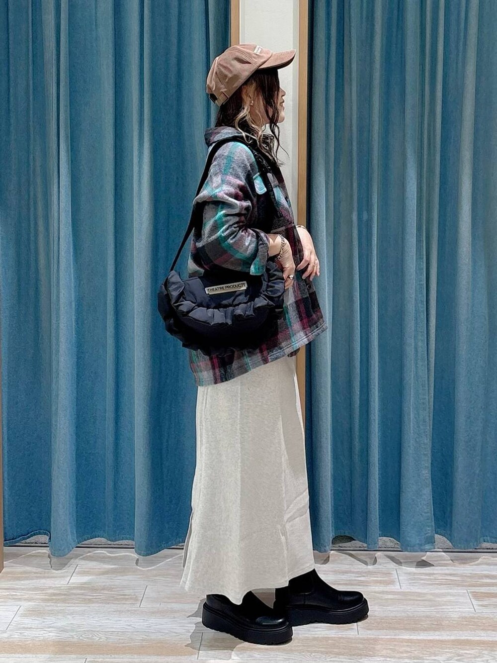 グレー系のその他アウター、ブラック系のブーツ、ブラック系のショルダーバッグを着用したレディースの秋コーディネートの2枚目の写真