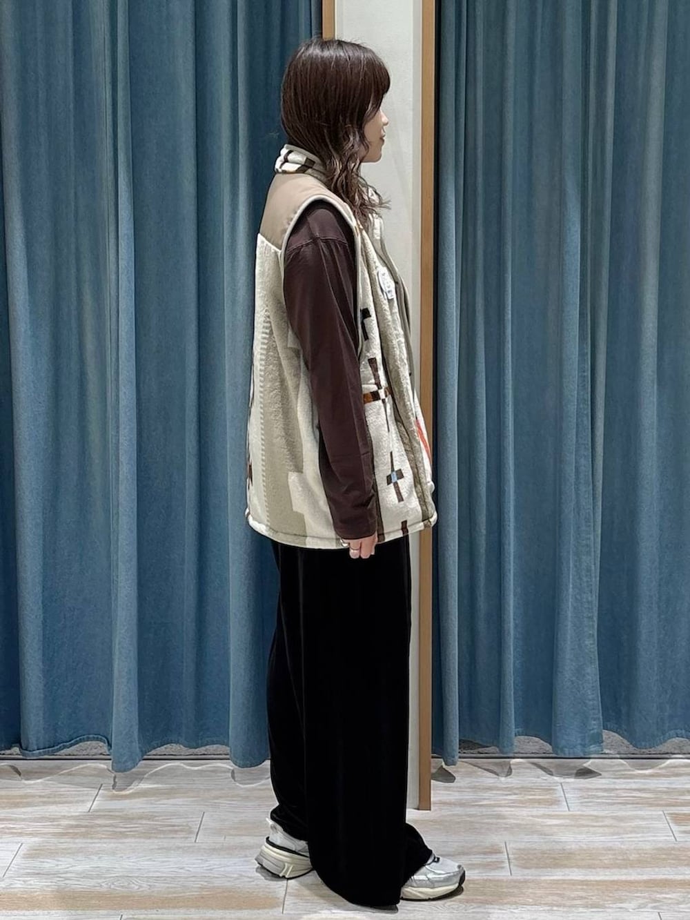 ブラウン系のTシャツ/カットソー、ブラック系のその他パンツ、ブラウン系のブランケットを着用したレディースの秋コーディネートの2枚目の写真