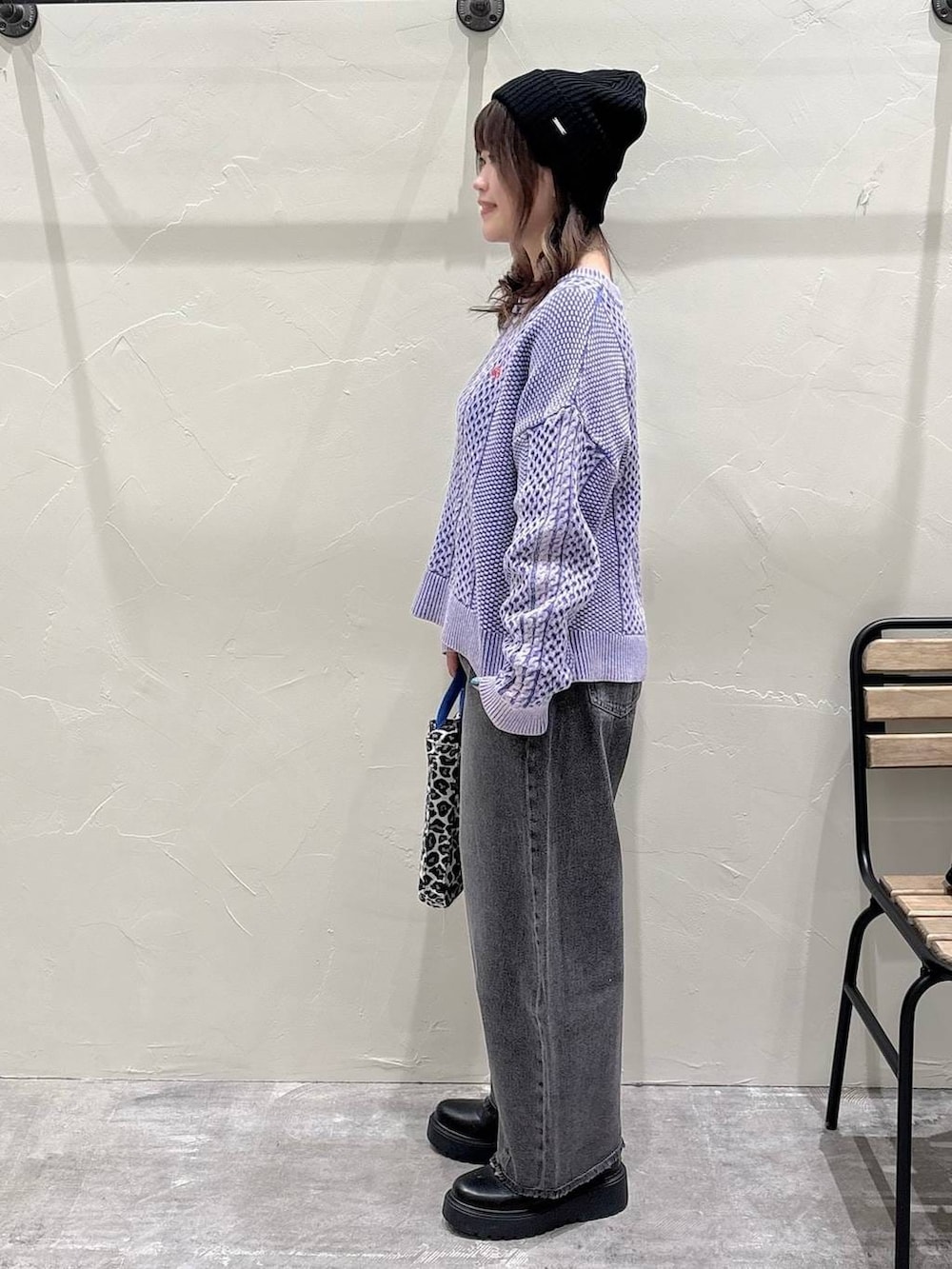 ブラック系のブーツ、ブラック系のデニムパンツ、その他のトートバッグを着用したレディースの冬コーディネートの2枚目の写真