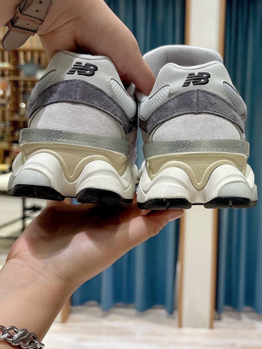 ベージュ系のスウェットパンツ、グレー系のテーラードジャケット、グレー系のブレスレットを着用したレディースの秋コーディネートの5枚目の写真
