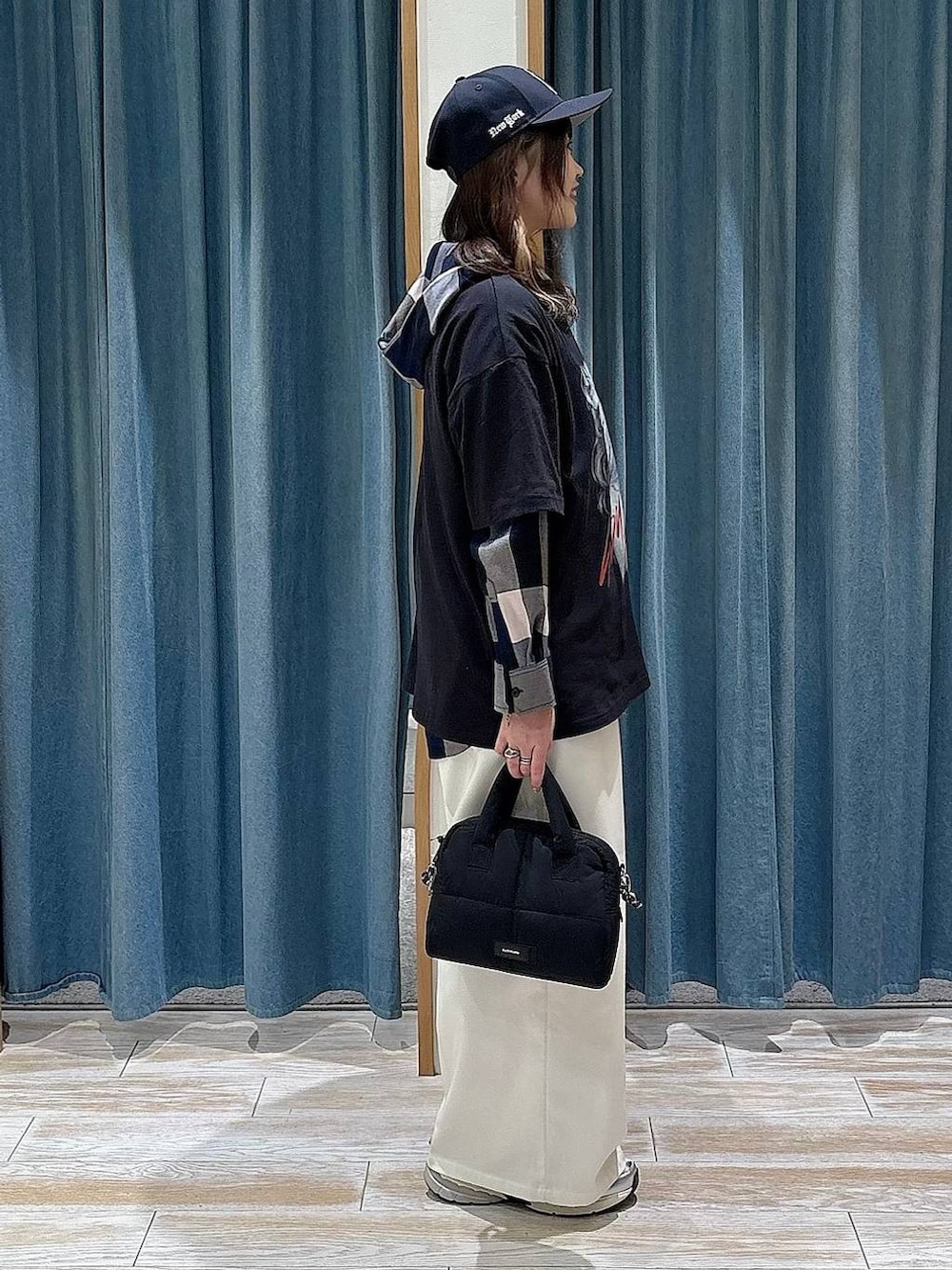 ベージュ系のその他パンツ、ブラック系のボストンバッグ、ブルー系のシャツ/ブラウスを着用したレディースの冬コーディネートの2枚目の写真