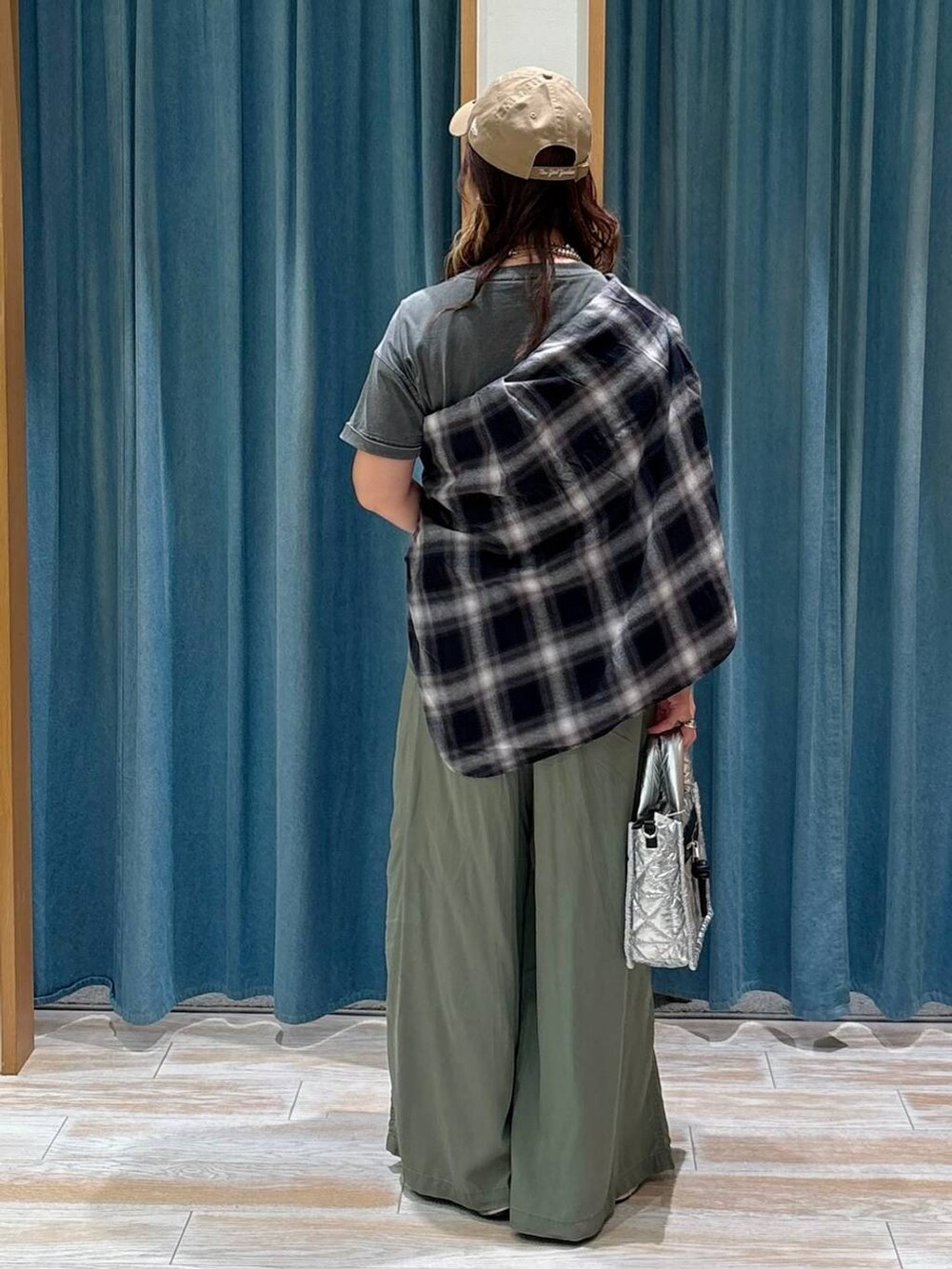 グレー系のTシャツ/カットソー、グリーン系のその他パンツ、シルバー系のショルダーバッグを着用したレディースの夏コーディネートの3枚目の写真