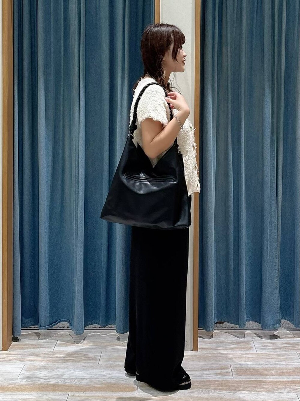 ブラック系のその他パンツ、ブラウン系のキャミソール、ブラック系のローファーを着用したレディースの秋コーディネートの2枚目の写真