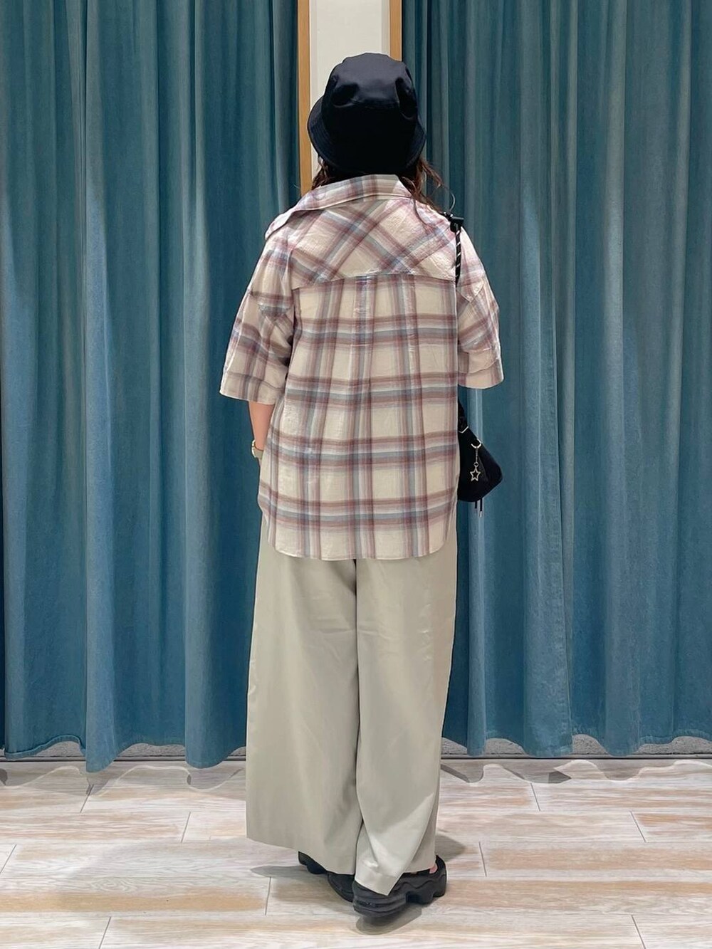 ホワイト系のキャミソール、ベージュ系のその他パンツ、ホワイト系のシャツ/ブラウスを着用したレディースの夏コーディネートの3枚目の写真