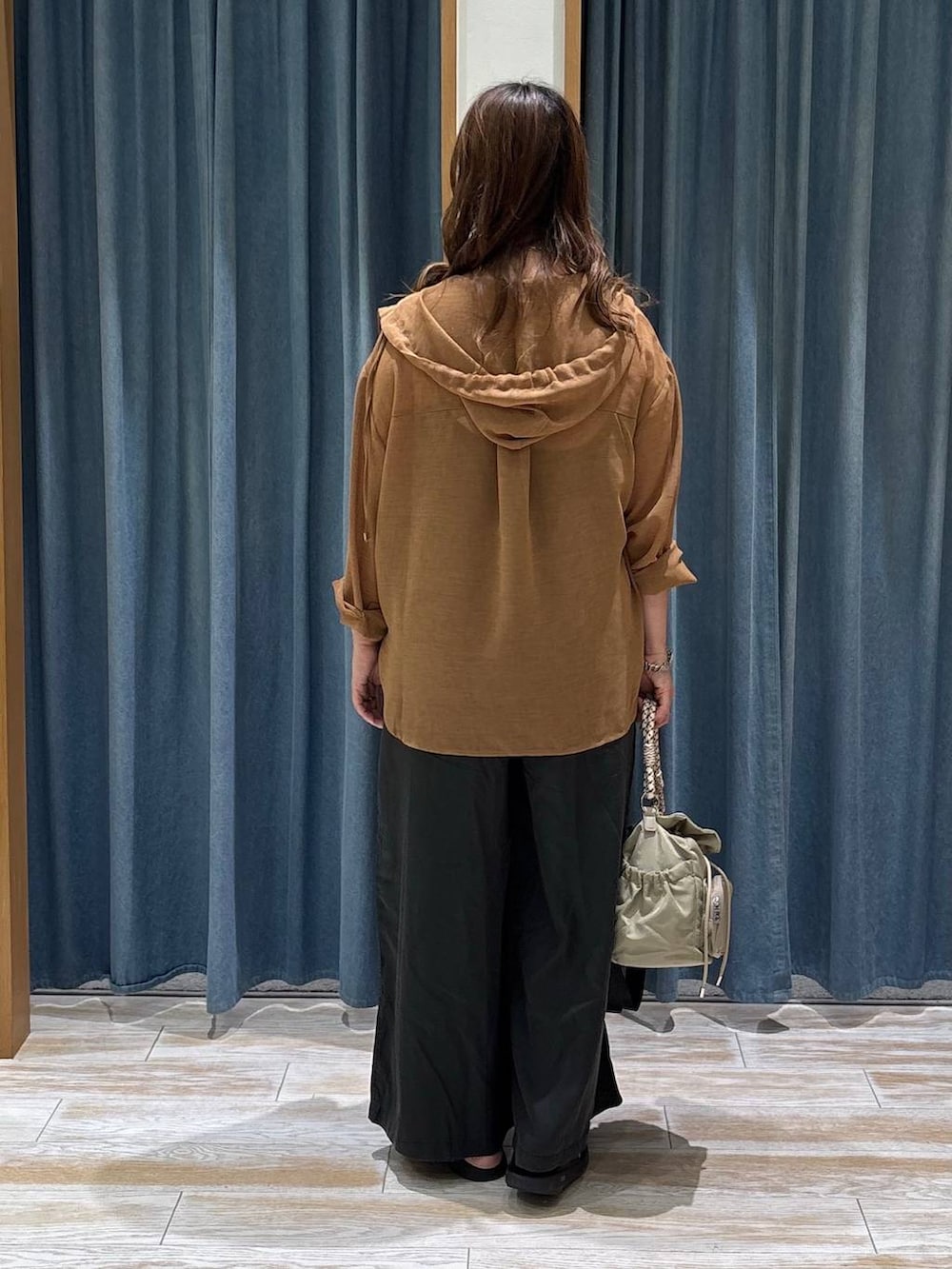 グレー系のその他パンツ、ブラック系のサンダル、ブラウン系のシャツ/ブラウスを着用したレディースの夏コーディネートの3枚目の写真