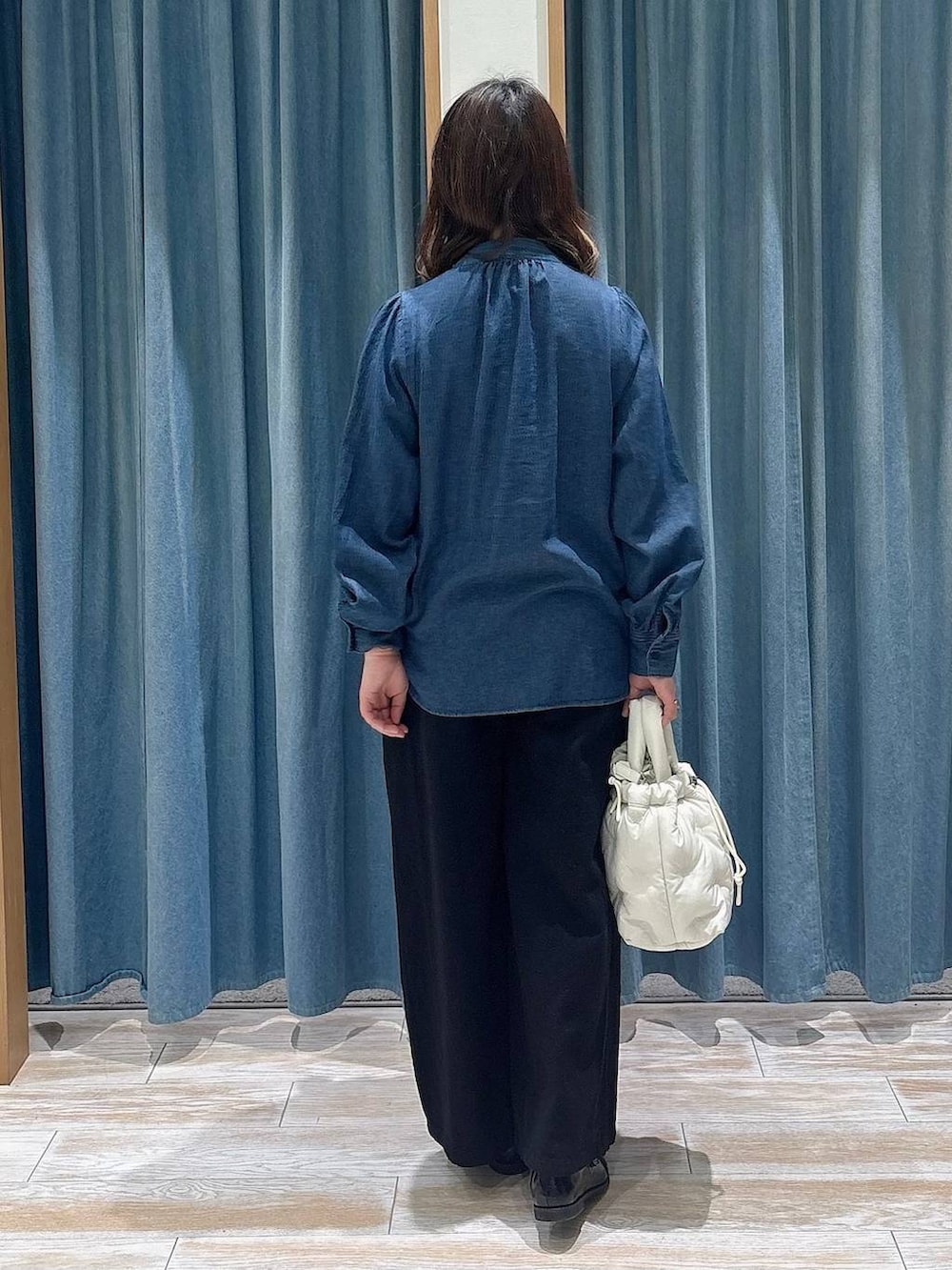 ホワイト系のショルダーバッグ、ブラック系のローファー、ブラック系のその他パンツを着用したレディースの春コーディネートの3枚目の写真