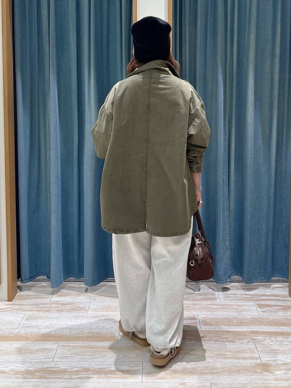 ベージュ系のスウェットパンツ、ベージュ系のその他シューズ、ブラウン系のハンドバッグを着用したレディースの秋コーディネートの3枚目の写真