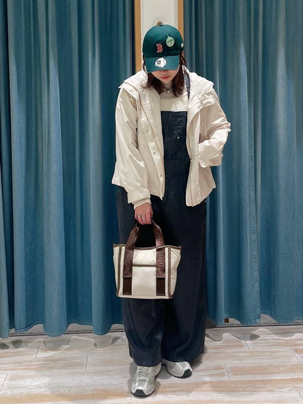 ホワイト系のマウンテンパーカー、ベージュ系のトートバッグ、ホワイト系のTシャツ/カットソーを着用したレディースの春コーディネートの4枚目の写真