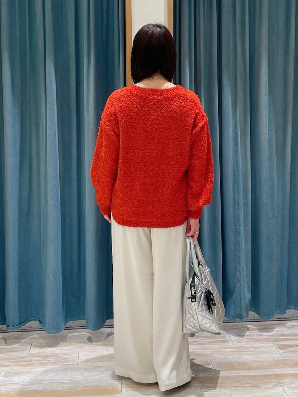 シルバー系のバレエシューズ、シルバー系のトートバッグ、ベージュ系のキャミソールを着用したレディースの春コーディネートの3枚目の写真