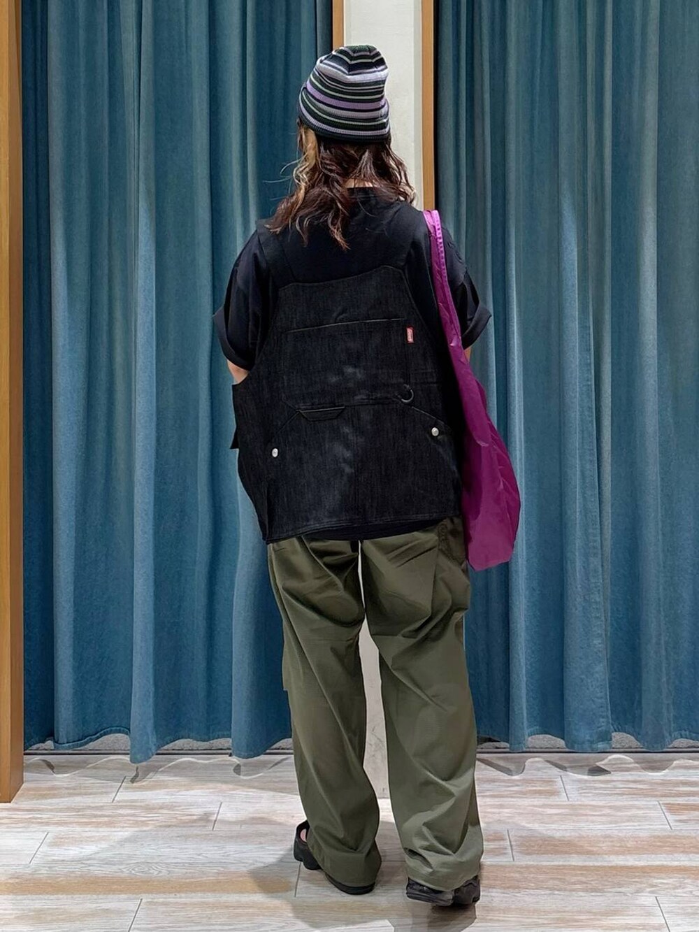 パープル系のエコバッグ/サブバッグ、ブラック系のTシャツ/カットソー、グリーン系のその他パンツを着用したレディースの夏コーディネートの3枚目の写真