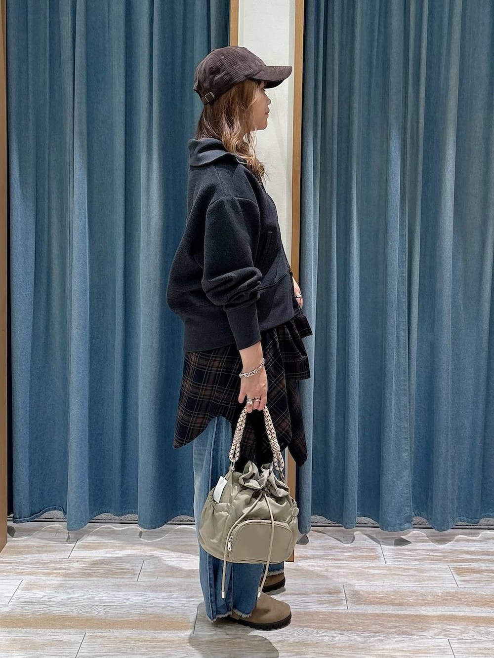 ベージュ系のその他シューズ、ブルー系のデニムパンツ、ブラック系のシャツ/ブラウスを着用したレディースの秋コーディネートの2枚目の写真