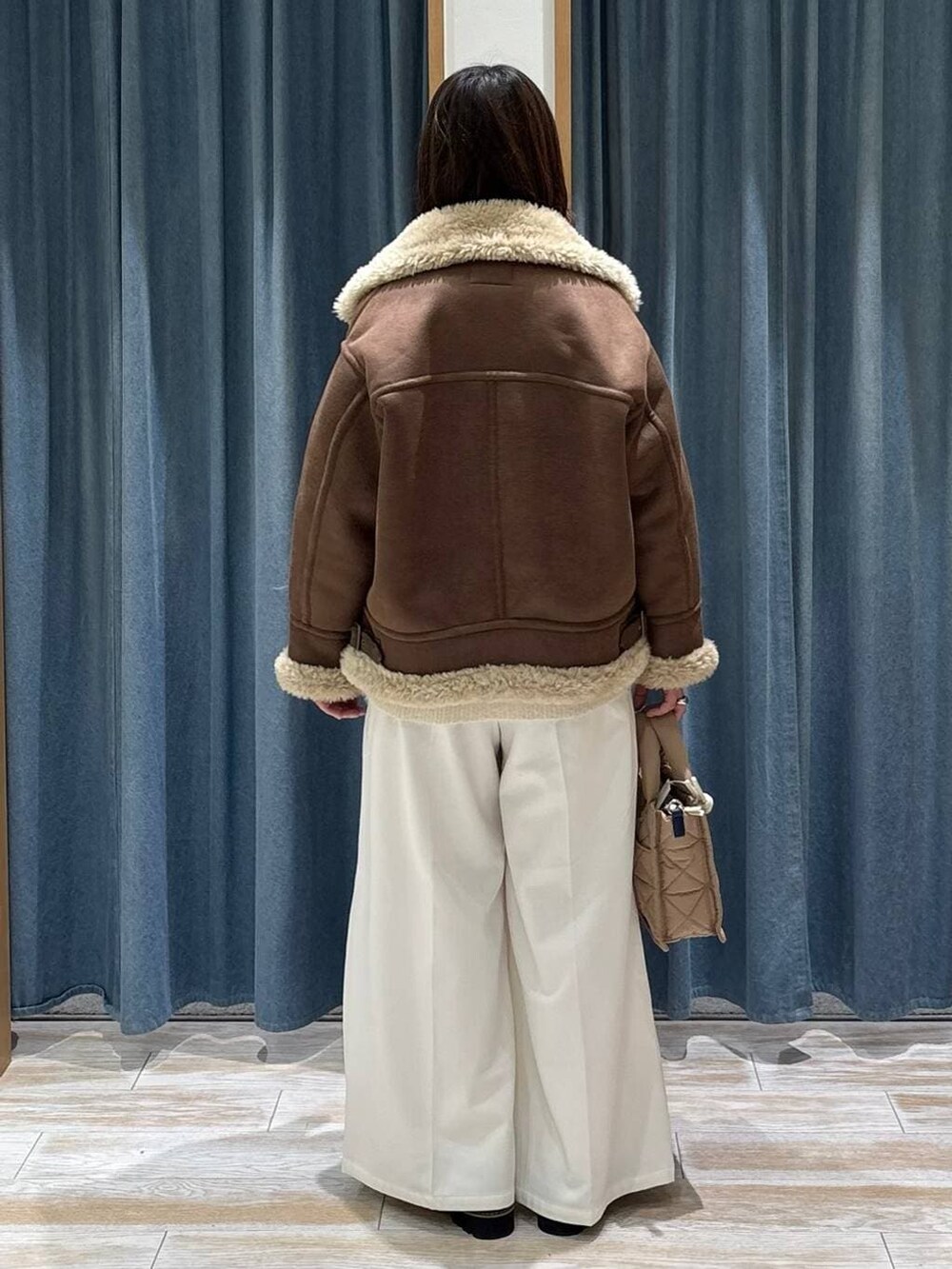 ベージュ系のショルダーバッグ、ベージュ系のその他パンツ、ブラック系のローファーを着用したレディースの秋コーディネートの3枚目の写真