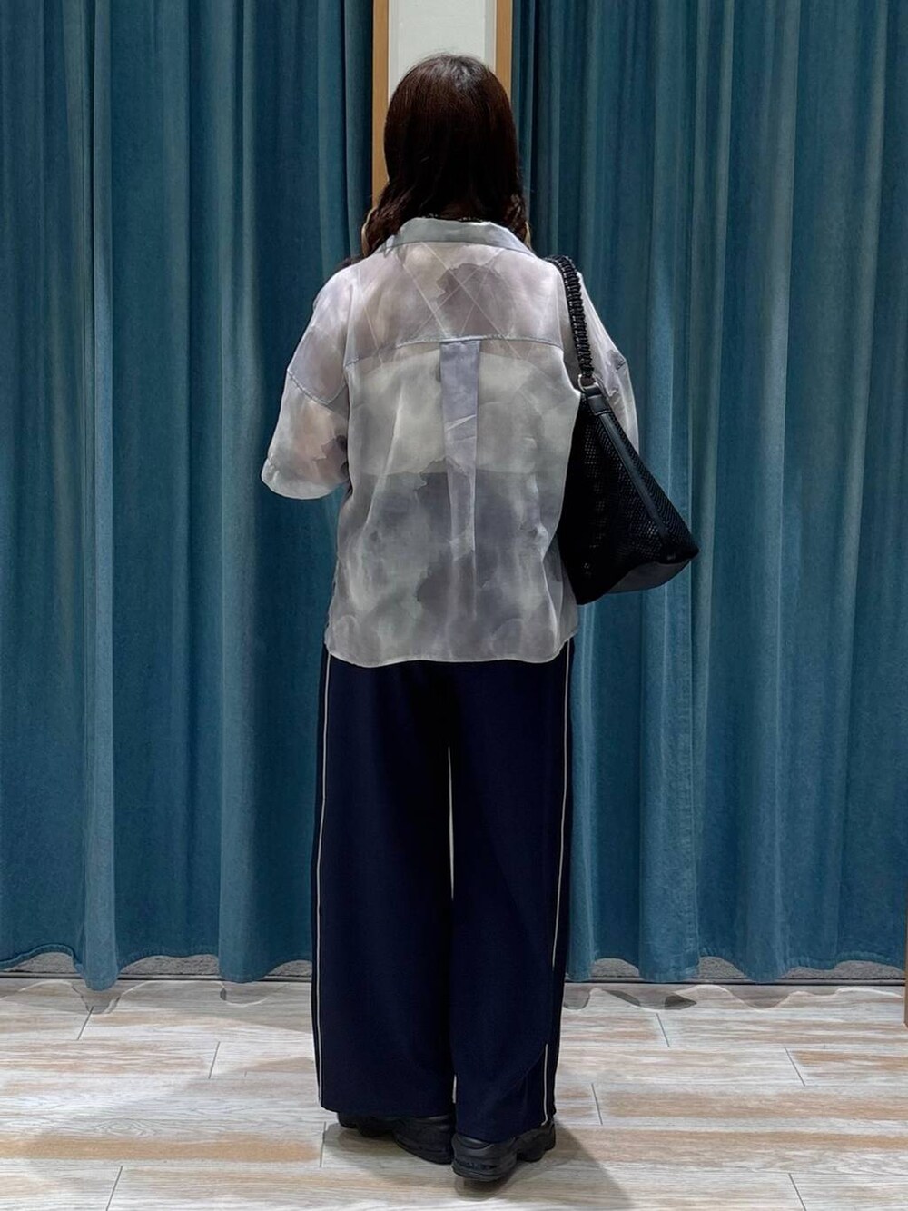 ホワイト系のキャミソール、ブラック系のハンドバッグ、グレー系のシャツ/ブラウスを着用したレディースの夏コーディネートの3枚目の写真