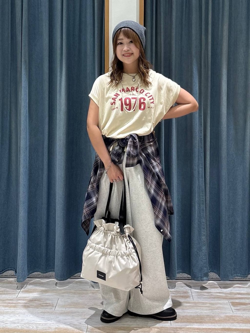 ベージュ系のTシャツ/カットソー、ベージュ系のスウェットパンツ、ホワイト系のトートバッグを着用したレディースの夏コーディネートの4枚目の写真