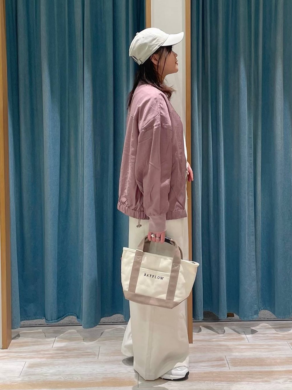 ホワイト系のその他パンツ、ベージュ系のトートバッグ、ホワイト系のスニーカーを着用したレディースの春コーディネートの2枚目の写真
