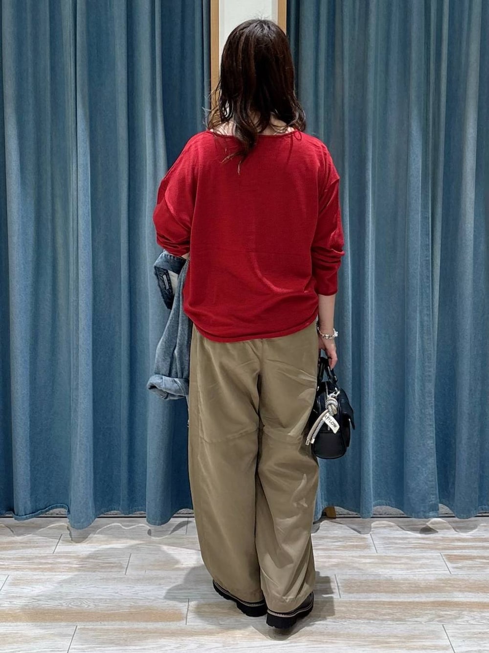 ブラック系のボストンバッグ、ブルー系のシャツ/ブラウス、ブラック系のローファーを着用したレディースの秋コーディネートの3枚目の写真