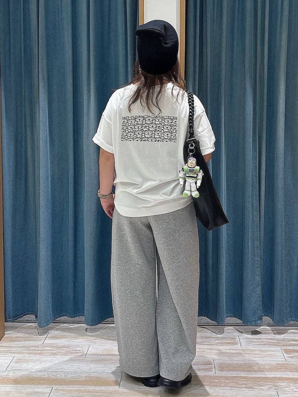 ブラック系のスニーカー、グレー系のスウェットパンツ、ブラック系のトートバッグを着用したレディースの夏コーディネートの3枚目の写真