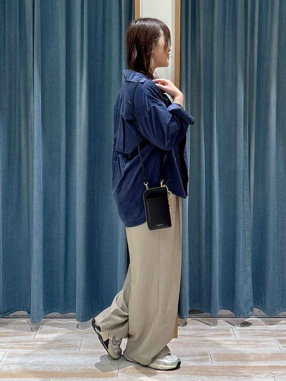 ブラック系のキャミソール、ベージュ系のその他パンツ、ブルー系のシャツ/ブラウスを着用したレディースの秋コーディネートの2枚目の写真