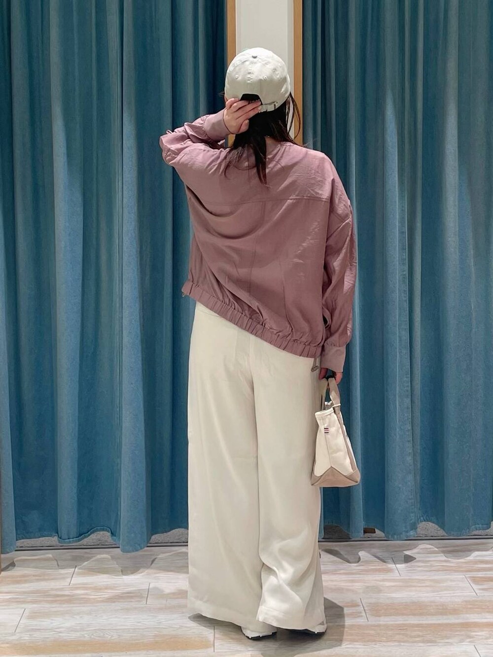ホワイト系のその他パンツ、ベージュ系のトートバッグ、ホワイト系のスニーカーを着用したレディースの春コーディネートの3枚目の写真