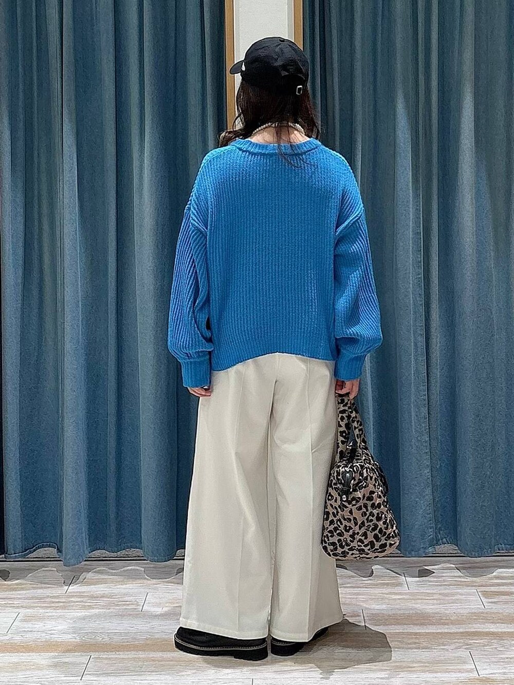 ベージュ系のその他パンツ、ブラック系のローファー、その他のトートバッグを着用したレディースの冬コーディネートの3枚目の写真
