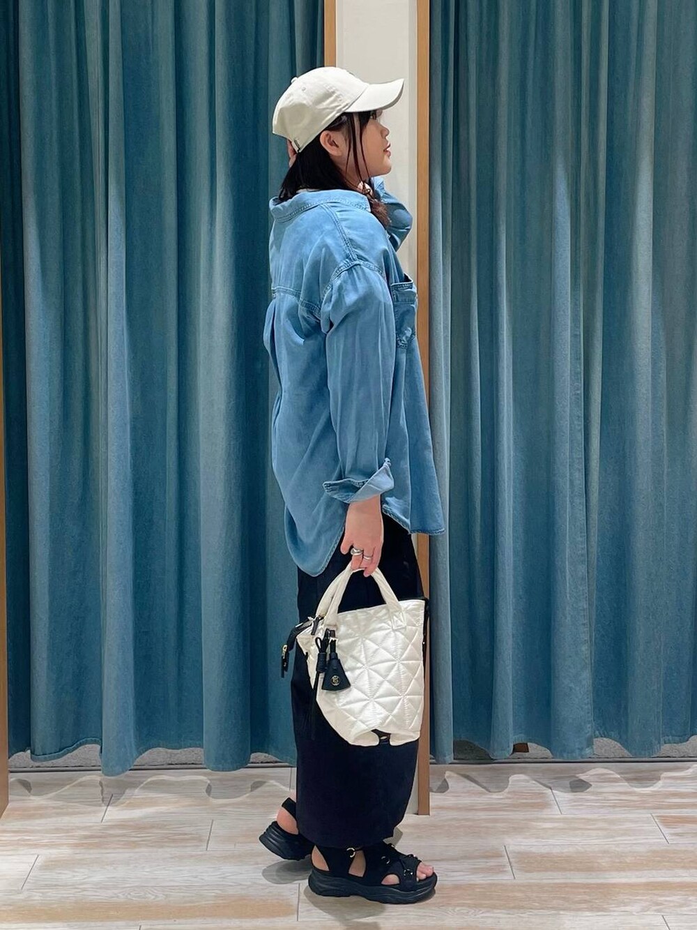 ブルー系のシャツ/ブラウス、ホワイト系のTシャツ/カットソー、ホワイト系のハンドバッグを着用したレディースの春コーディネートの2枚目の写真