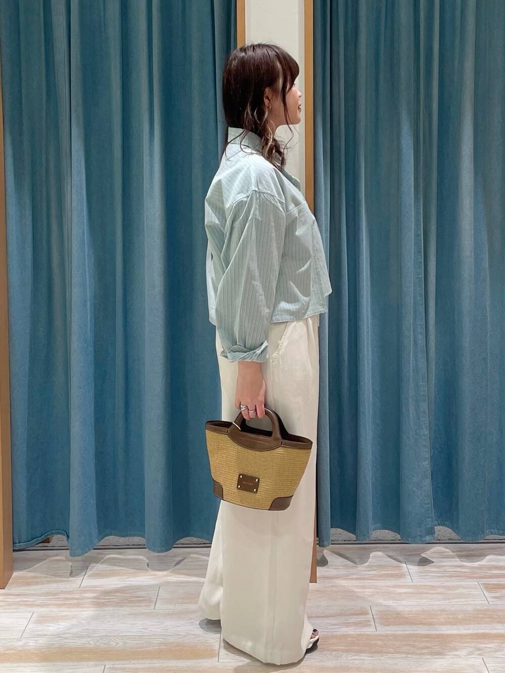 ホワイト系のその他パンツ、ホワイト系のサンダル、ブラウン系のショルダーバッグを着用したレディースの春コーディネートの2枚目の写真