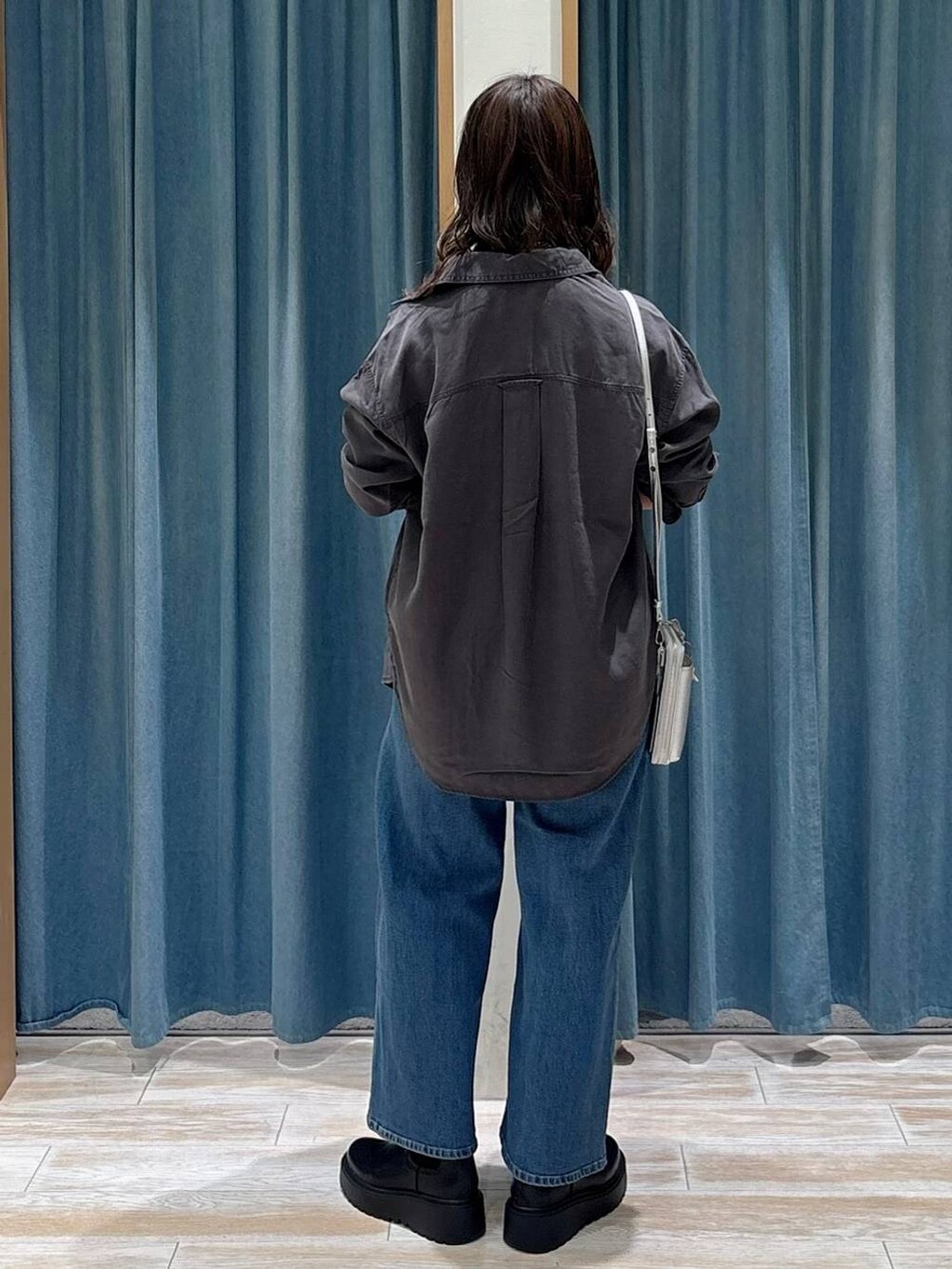 ブラック系のキャミソール、グレー系のシャツ/ブラウス、ブラック系のブーツを着用したレディースの秋コーディネートの3枚目の写真