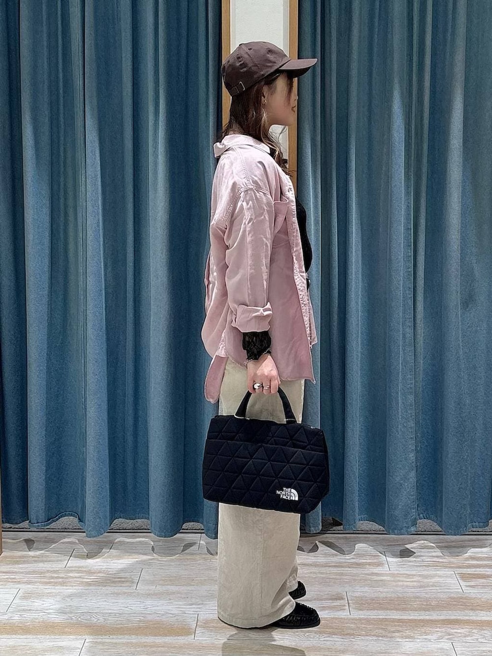 ブラック系のTシャツ/カットソー、ベージュ系のトートバッグ、ピンク系のシャツ/ブラウスを着用したレディースの冬コーディネートの2枚目の写真