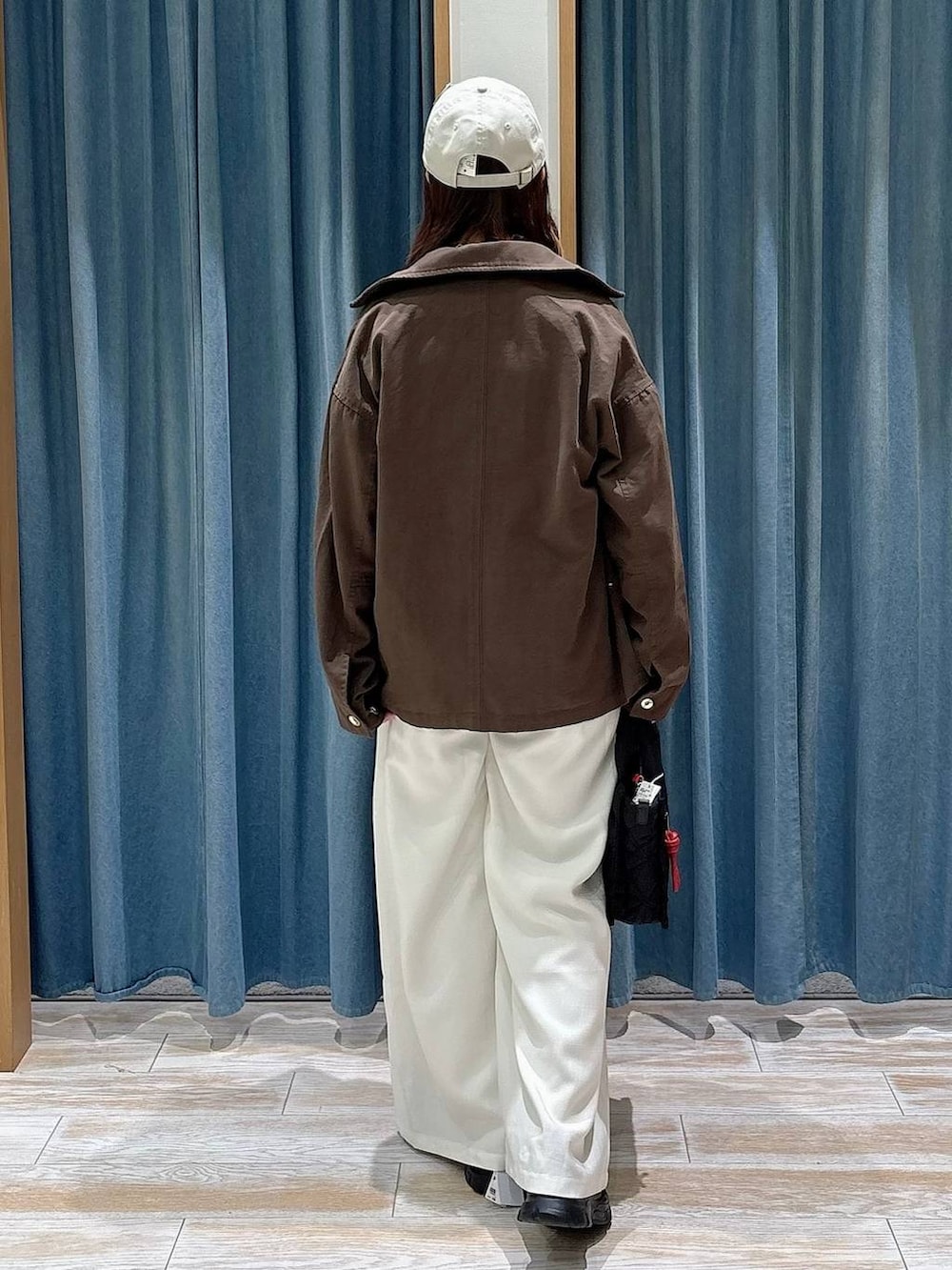 ブラック系のショルダーバッグ、グレー系のTシャツ/カットソー、ベージュ系のその他パンツを着用したレディースの冬コーディネートの3枚目の写真