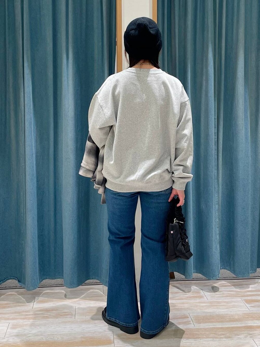 ブラック系のトートバッグ、ブラック系のシャツ/ブラウス、その他のローファーを着用したレディースの冬コーディネートの3枚目の写真