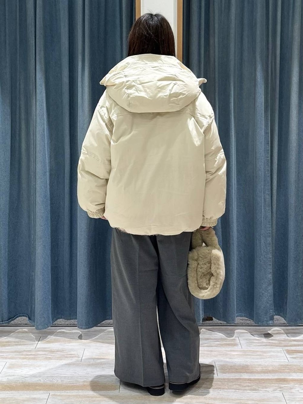 グレー系のその他パンツ、ブラック系のローファー、ベージュ系のトートバッグを着用したレディースの秋コーディネートの3枚目の写真