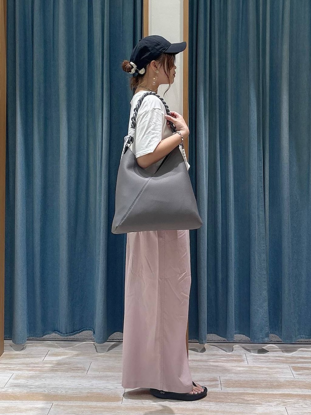 パープル系のその他パンツ、ブラック系のサンダル、ホワイト系のTシャツ/カットソーを着用したレディースの夏コーディネートの2枚目の写真