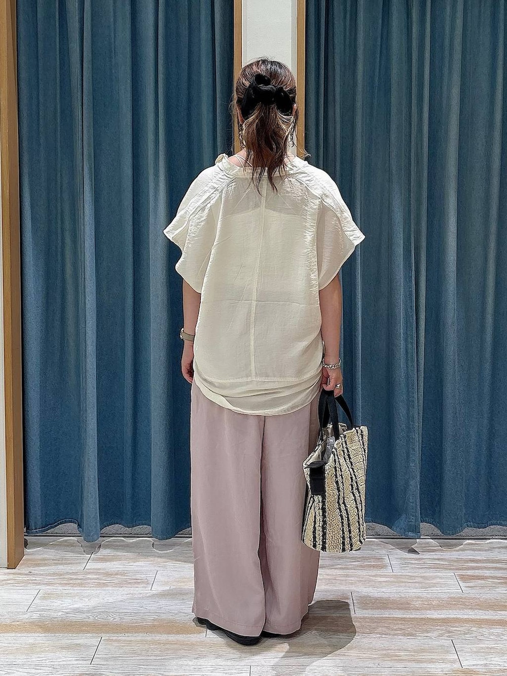 パープル系のその他パンツ、ホワイト系のシャツ/ブラウス、ベージュ系のトートバッグを着用したレディースの夏コーディネートの3枚目の写真