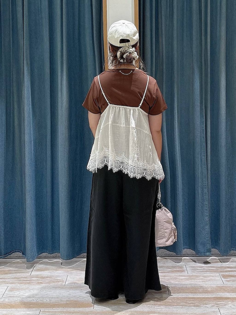 グレー系のその他パンツ、ピンク系のショルダーバッグ、ブラック系のサンダルを着用したレディースの夏コーディネートの3枚目の写真