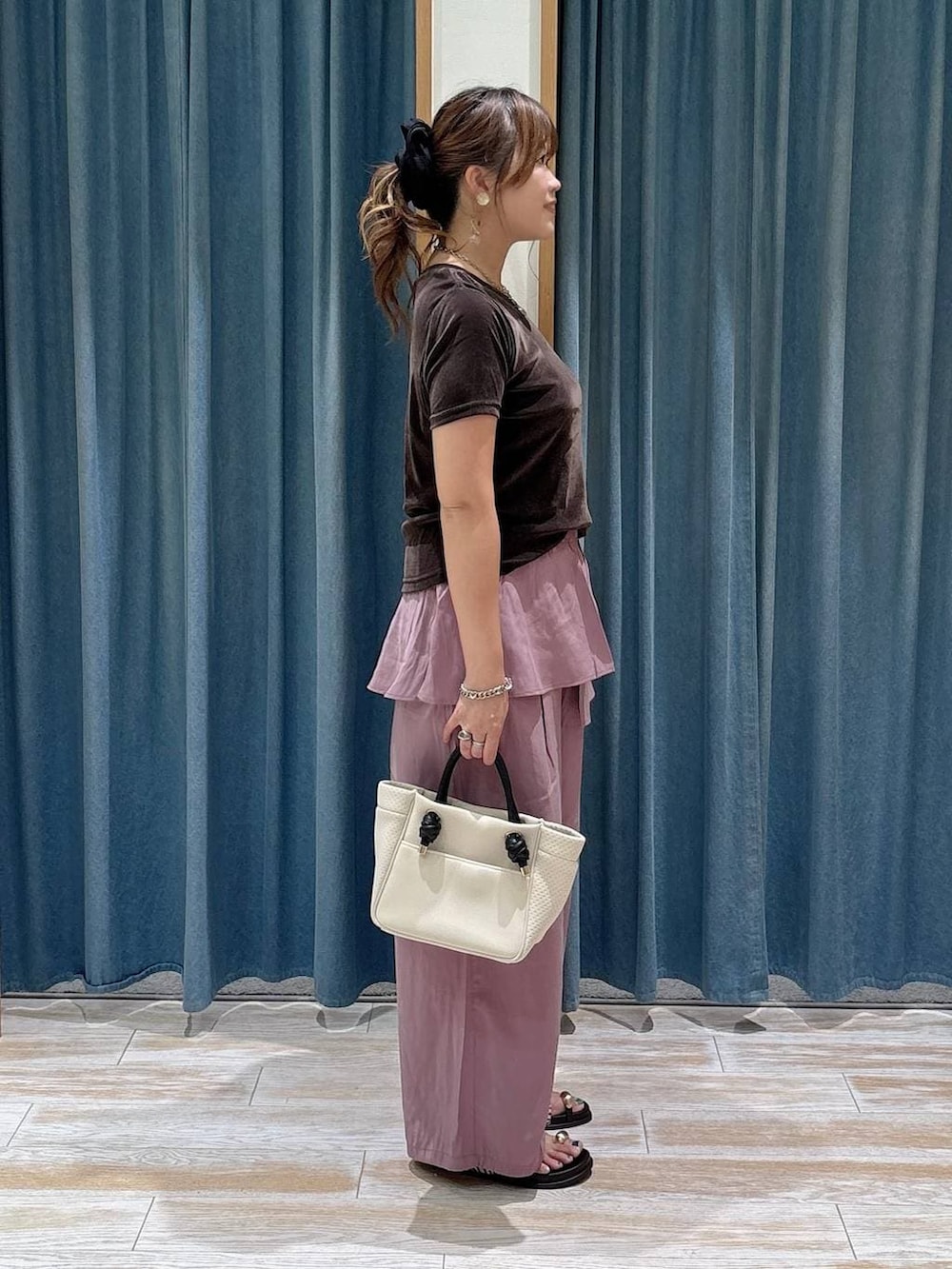 パープル系のその他パンツ、ブラウン系のTシャツ/カットソー、その他のサンダルを着用したレディースの夏コーディネートの2枚目の写真