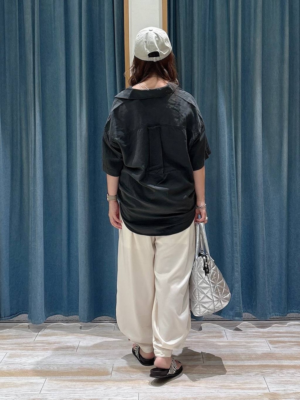 ベージュ系のその他パンツ、グレー系のシャツ/ブラウス、その他のサンダルを着用したレディースの夏コーディネートの3枚目の写真