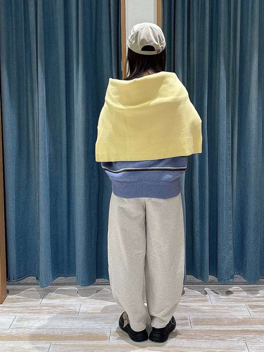 ブラック系のTシャツ/カットソー、ベージュ系のハンドバッグ、ベージュ系のその他シューズを着用したレディースの冬コーディネートの3枚目の写真