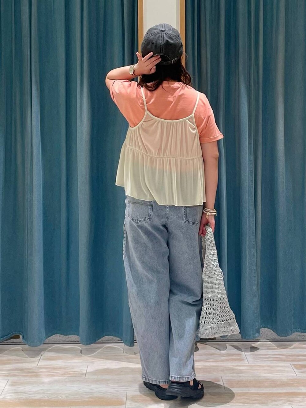 ブルー系のデニムパンツ、ブラウン系のTシャツ/カットソー、グレー系のハンドバッグを着用したレディースの春コーディネートの3枚目の写真