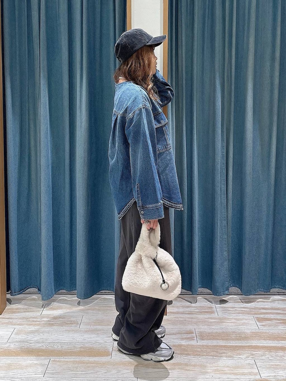 ブルー系のシャツ/ブラウス、グレー系のスウェットパンツ、ベージュ系のハンドバッグを着用したレディースの秋コーディネートの2枚目の写真