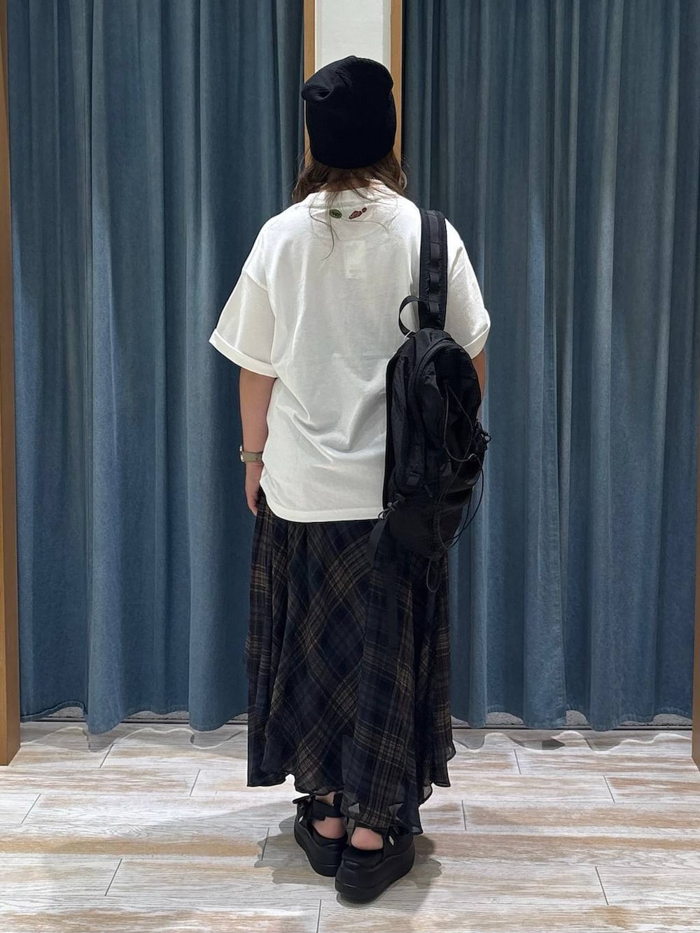 ホワイト系のTシャツ/カットソー、ブラック系のバックパック/リュック、ブラック系のサンダルを着用したレディースの夏コーディネートの3枚目の写真