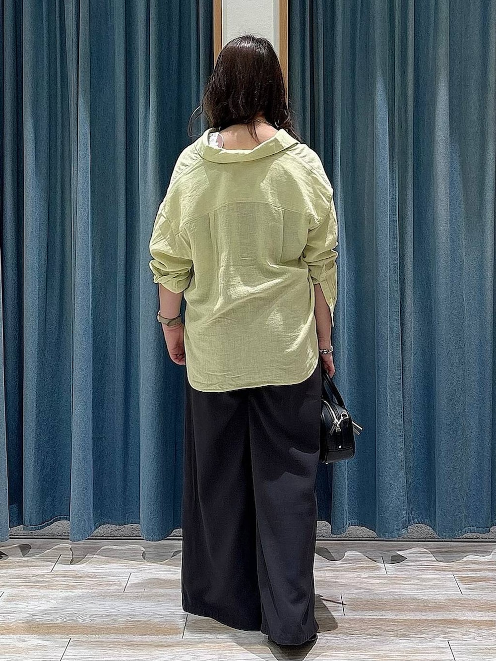 グレー系のその他パンツ、ブラック系のハンドバッグ、ブラック系のパンプスを着用したレディースの春コーディネートの3枚目の写真