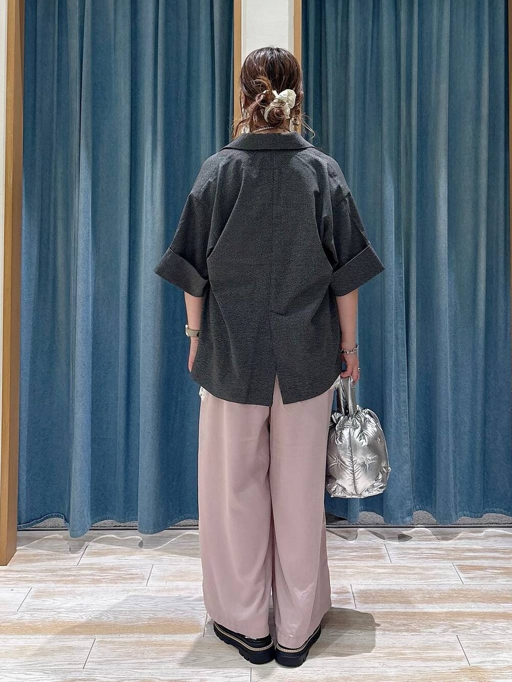 パープル系のその他パンツ、シルバー系のショルダーバッグ、ブラック系のサンダルを着用したレディースの春コーディネートの3枚目の写真