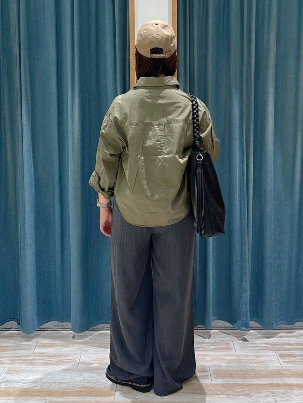 ブラック系のキャミソール、ブラック系のその他パンツ、グリーン系のシャツ/ブラウスを着用したレディースの夏コーディネートの3枚目の写真