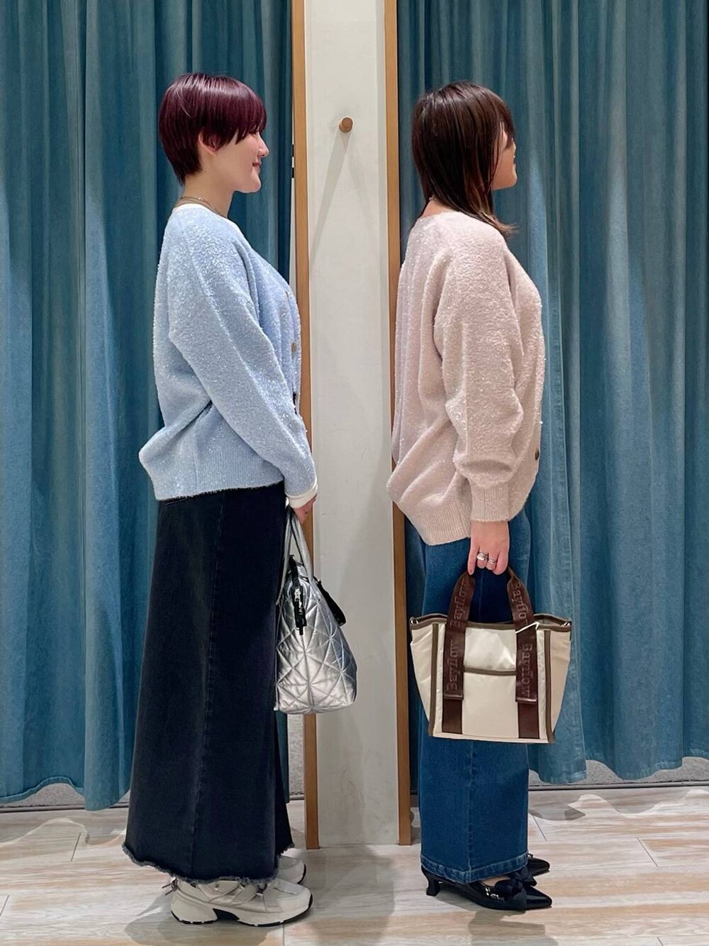 ホワイト系のTシャツ/カットソー、ブラック系のデニムスカート、ブラック系のパンプスを着用したレディースの冬コーディネートの2枚目の写真