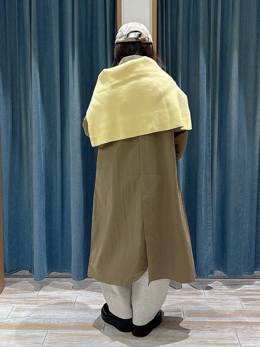 ブラック系のブーツ、ブラック系のハンドバッグ、ブルー系のスウェットを着用したレディースの冬コーディネートの3枚目の写真