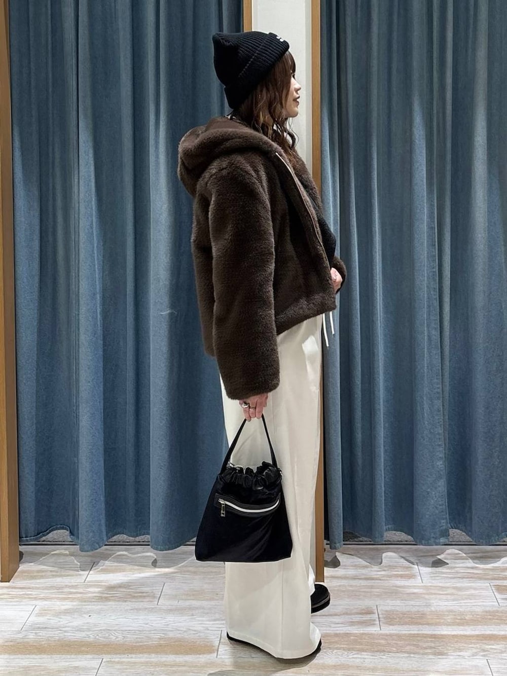 ベージュ系のその他パンツ、ブラック系のローファー、グレー系のニット/セーターを着用したレディースの秋コーディネートの2枚目の写真