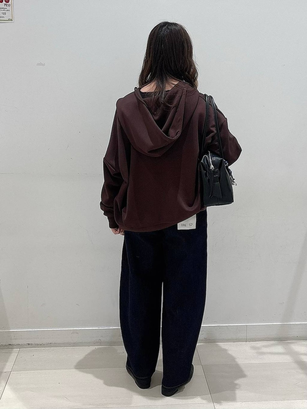 ブラック系のローファー、ブラック系のTシャツ/カットソー、ブルー系のデニムパンツを着用したレディースの冬コーディネートの2枚目の写真